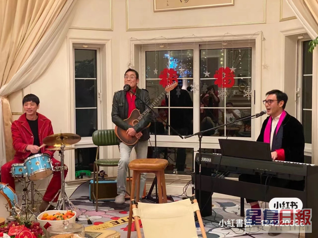 梁家辉与阿B同台湾歌手苏见信一齐夹Band，玩得尽兴。
