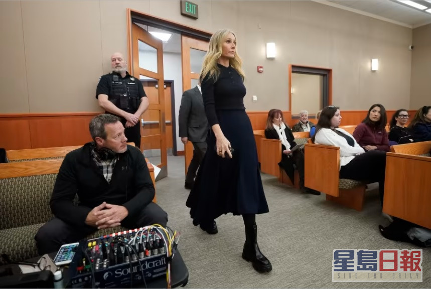 桂莉芙步进法庭时超有气势，简直似行catwalk。