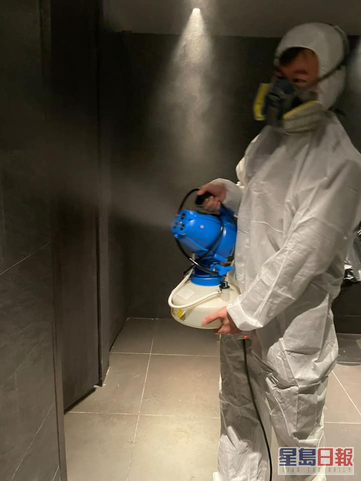 大批人員在望月樓清潔消毒。facebook圖片