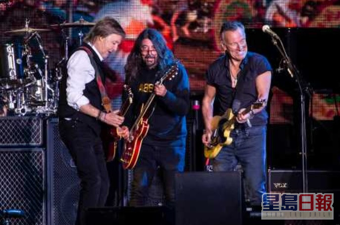 保罗麦卡尼与Dave Grohl和Bruce Springsteen合作jam歌，掀起高潮。