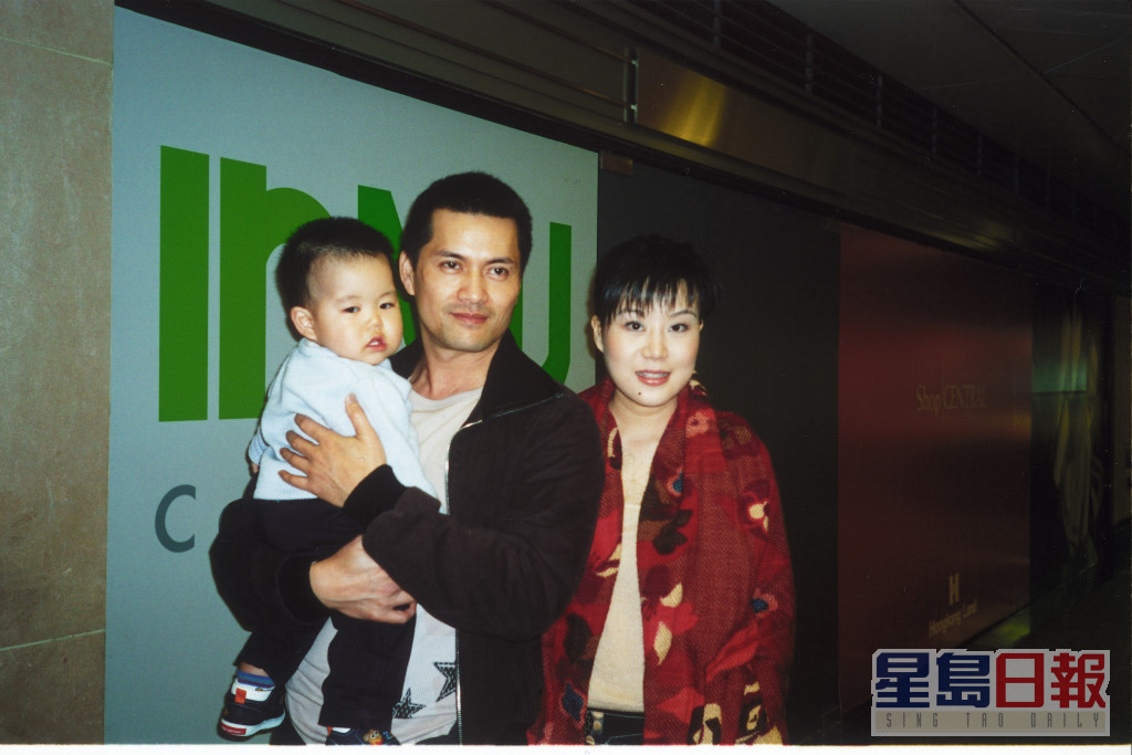 吕良伟2001年与杨小娟结婚，翌年初诞下囝囝吕善扬，同年为囝囝大搞百日宴。