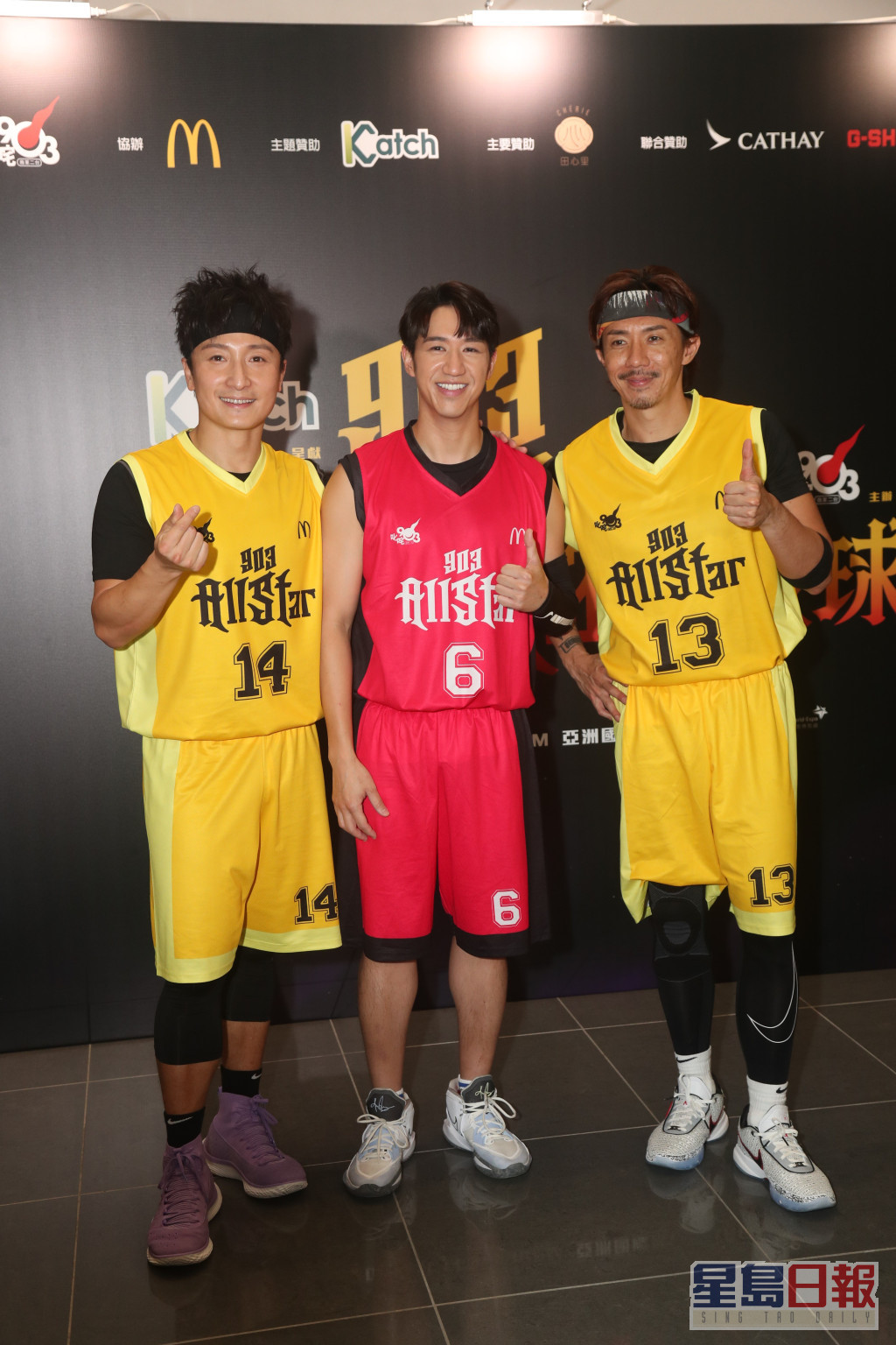 张继聪（阿聪）、方力申（小方）及冯允谦（Jay）昨日(11日)到机场博览馆分别代表歌星队及DJ队的篮球赛。