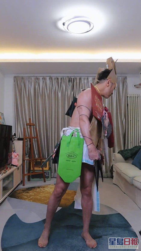 唐文龍日前半裸上身，並在身上掛滿紙袋，呼籲大家外出購物時自備購物袋。