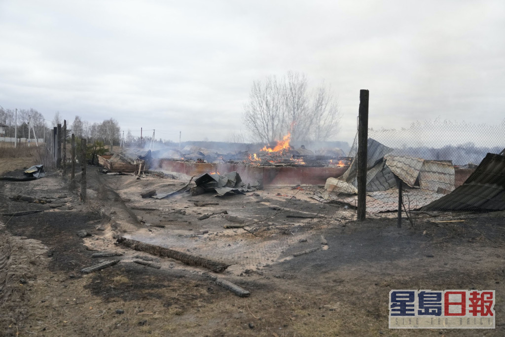 基辅近郊一座民居在空袭后已告消失。AP