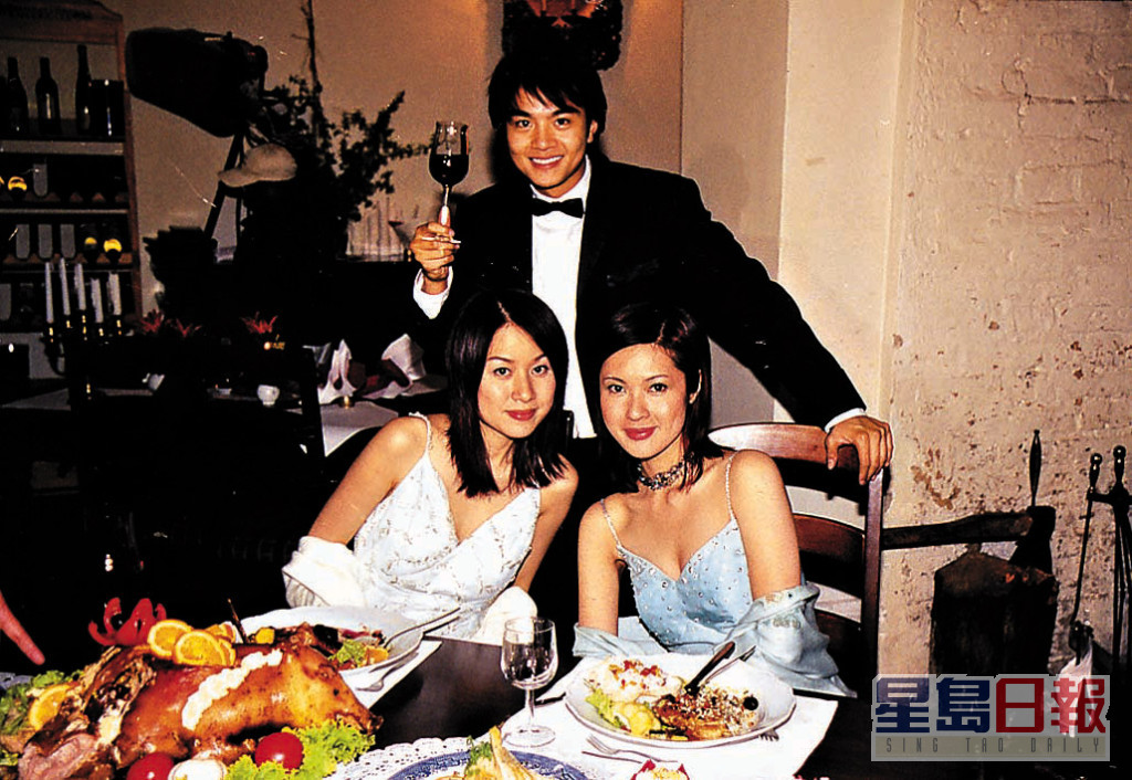 1999年，陳穎妍（前右）落選港姐後便簽約TVB，展開拍劇及主持之路。