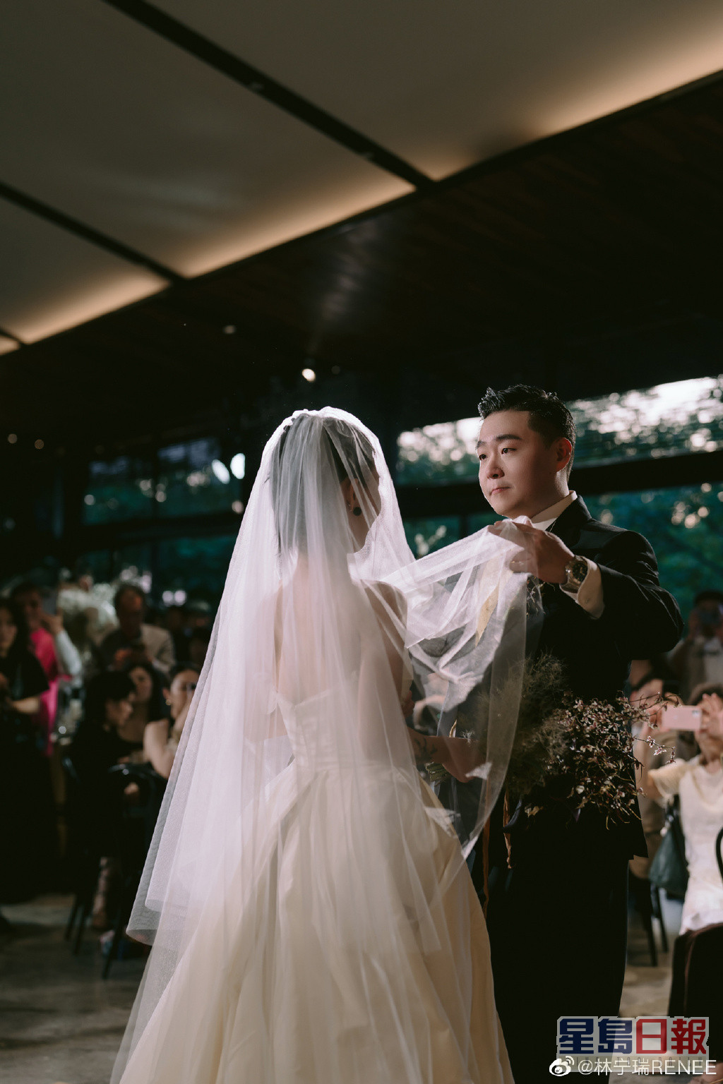 郝劭文太太今在微博公开更多婚礼花絮照。