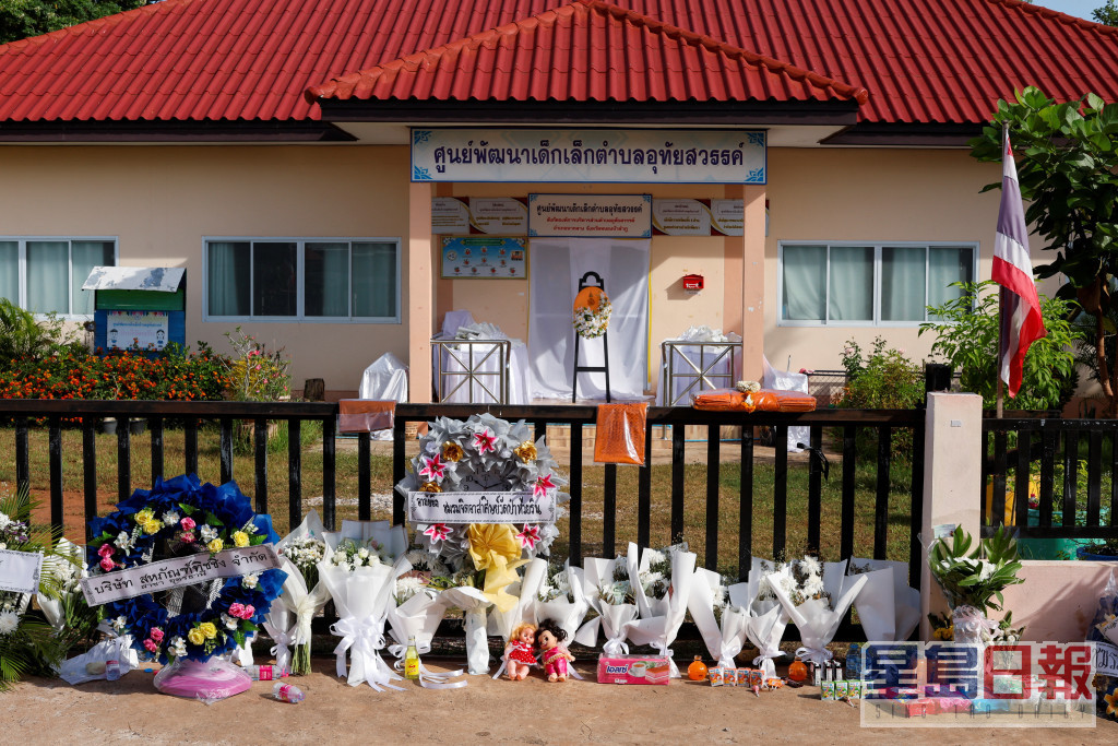 幼儿中心门前亦有大批民众献上鲜花和玩具悼念。路透社图片