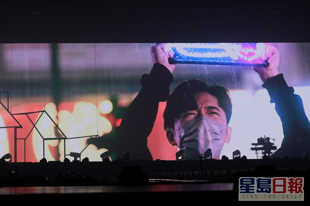 呂爵安Edan演唱會上又播出Edan扮姜濤舉「姜」字牌片段。