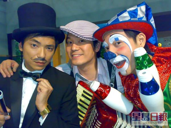邓永健入行前曾经在主题乐园做过4年小丑艺人，懂得化小丑妆、变魔术哄小朋友开心。