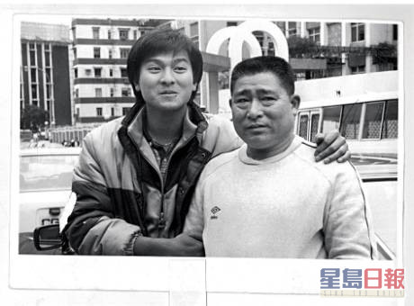 年青时的刘德华与父亲合照。