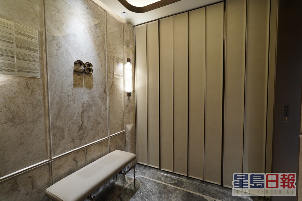 單位設私人獨立電梯大堂，私隱度高，玄關配以入牆鞋櫃。