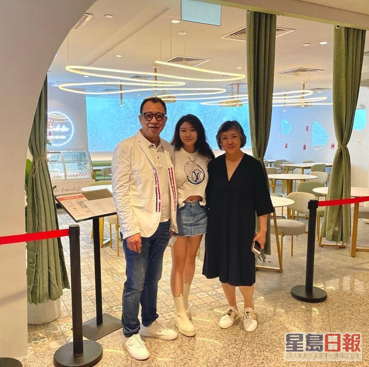 許紹雄2018年離開無綫後，與新加坡籍老婆和囡囡移居當地。