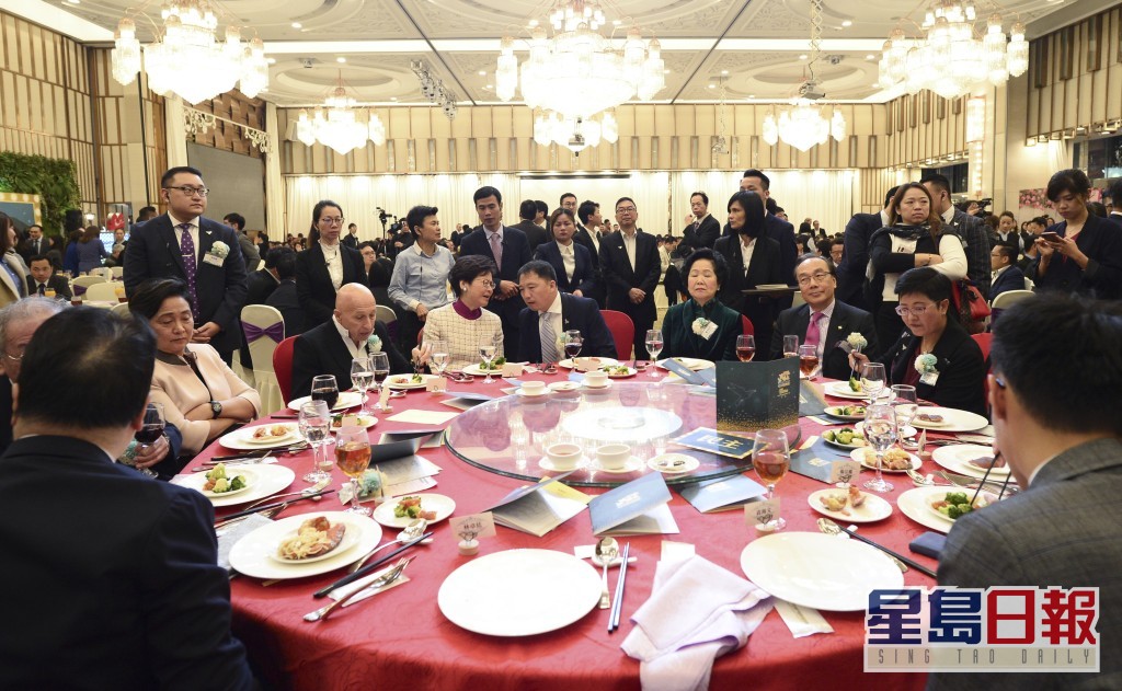 林郑月娥（左3）曾出席民主党23周年党庆晚宴，更坐在主家席。资料图片