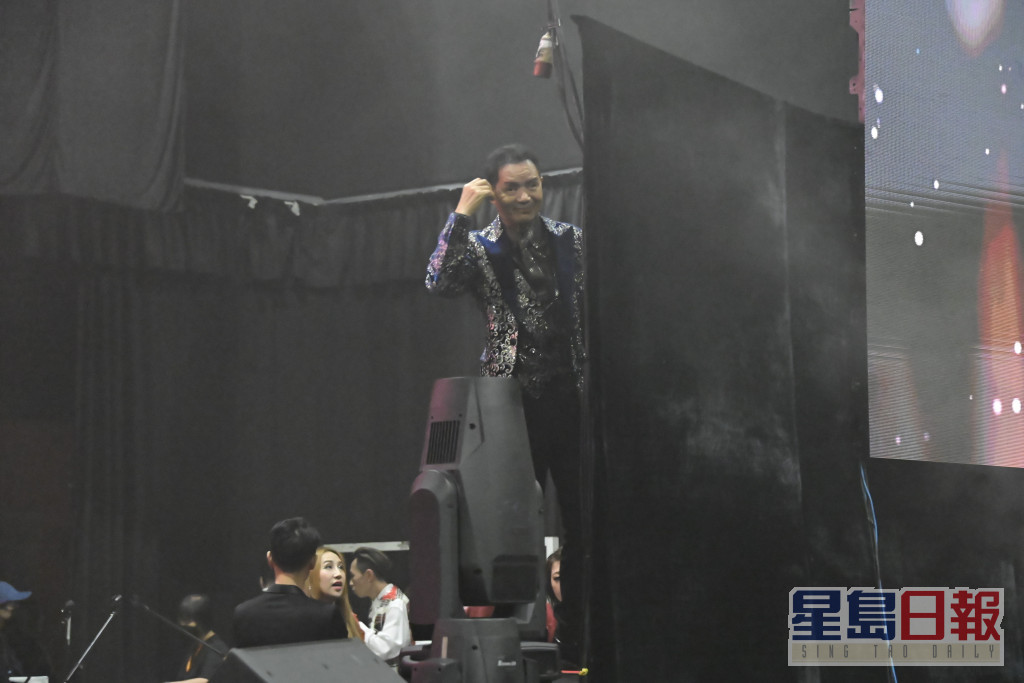 独唱表演环节由吴大强打头阵。