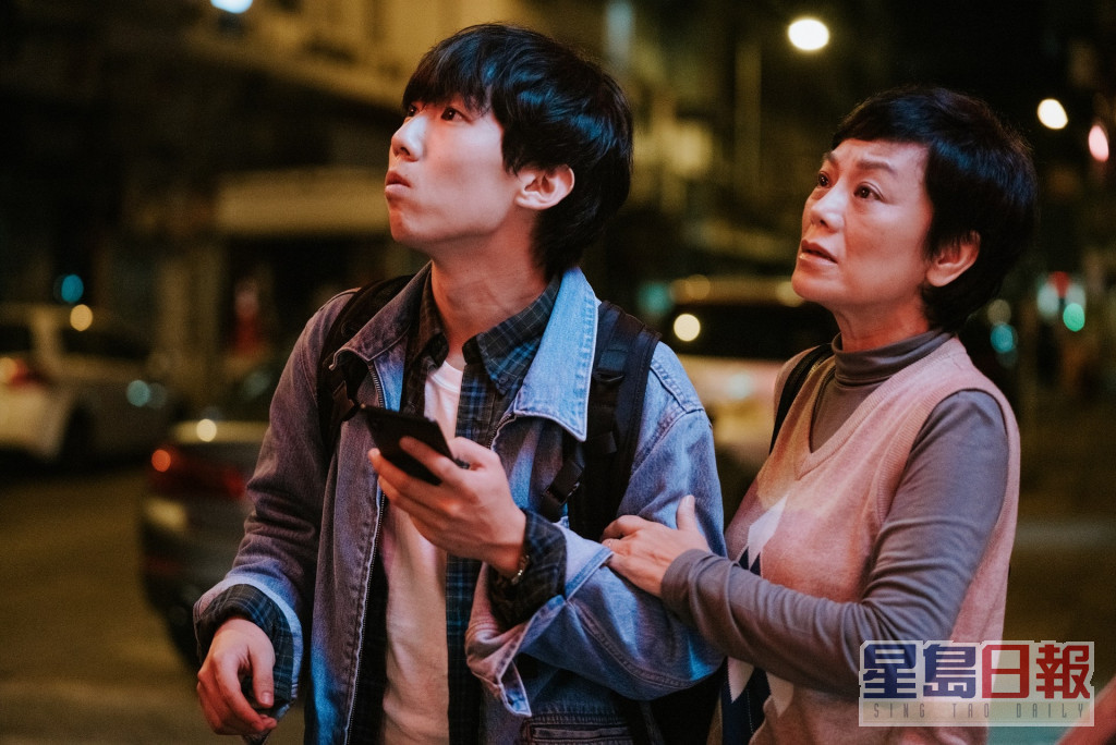 张艾嘉和周汉宁主演的新片《灯火阑珊》，4月13日在香港上映。