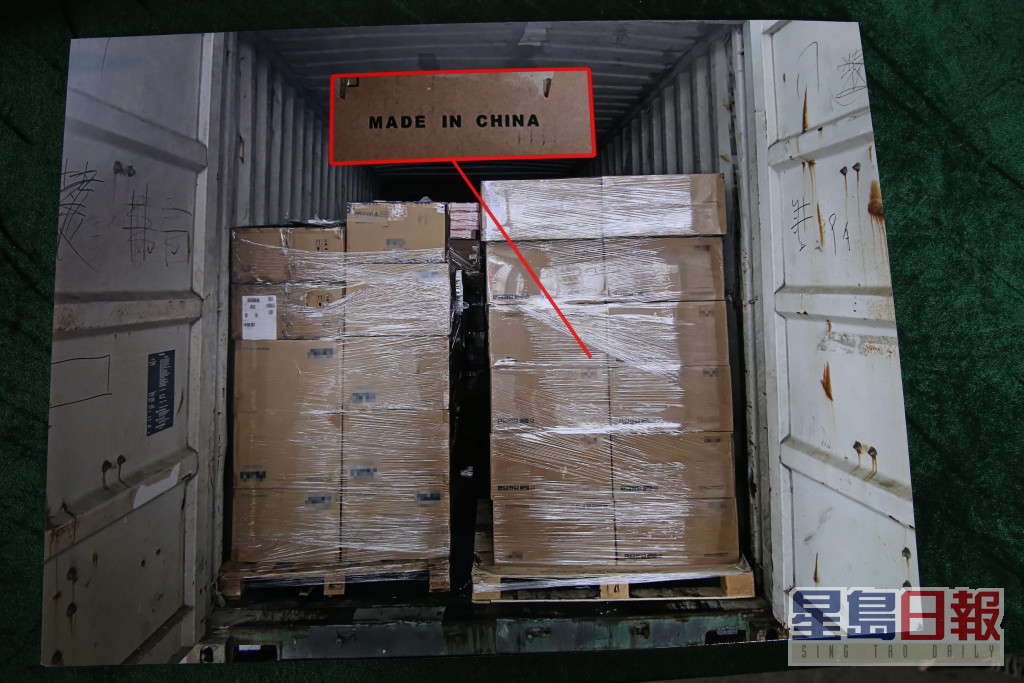 走私貨物藏於貨櫃內中間位置。