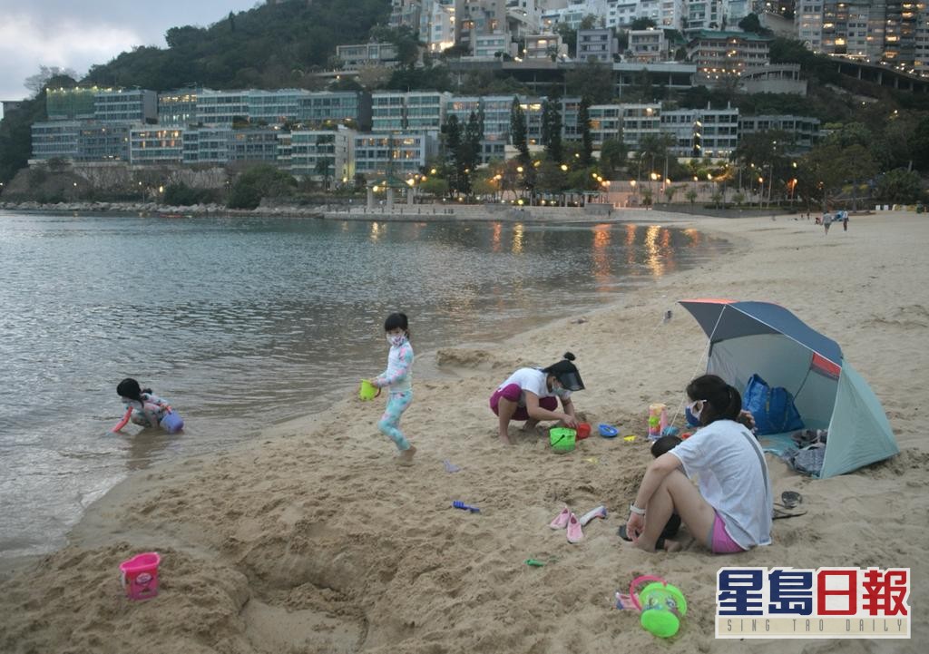 市民在沙滩上游玩戏水。