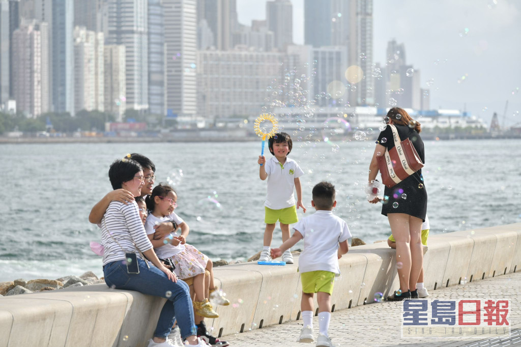 西九文化区海滨长廊有不少市民聚会。