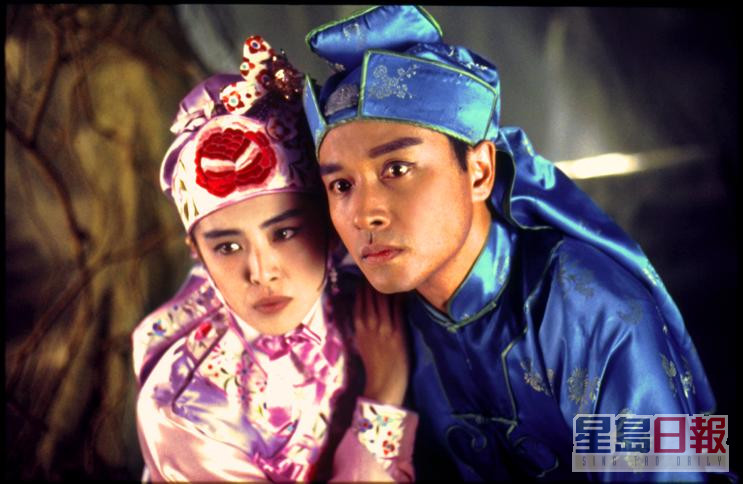 电影原定安排在1993年贺岁档期上映，不过因为王家卫拍摄进度缓慢，刘镇伟以原班人马拍摄《射雕英雄传之东成西》顶档，却意外做就张国荣另一喜剧代表作。