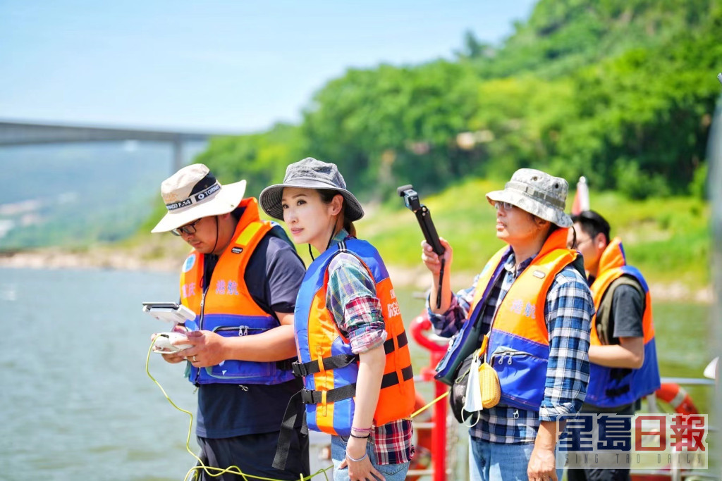 陈贝儿在姚教授及其团队带领下，进行了一次水底生态调查。  ​