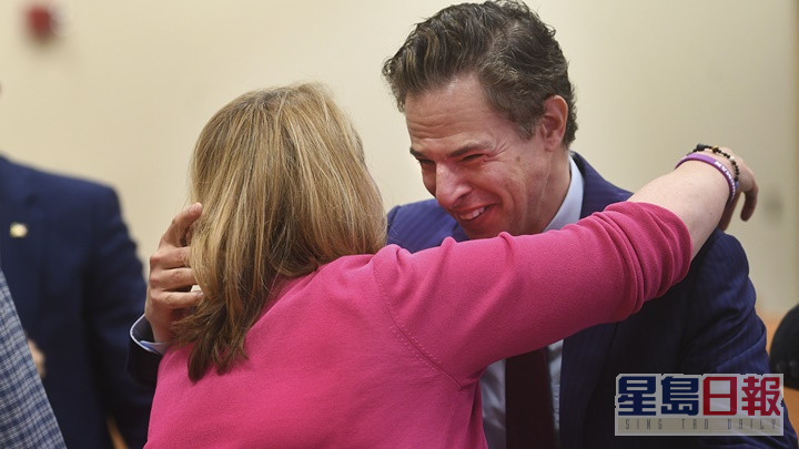 受害者家属得知诉讼结果后互相拥抱。AP图片