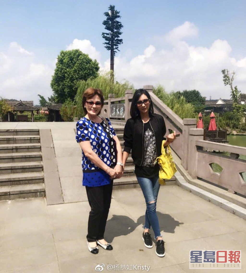 楊恭如與媽媽感情好好，不時於微博分享合照。