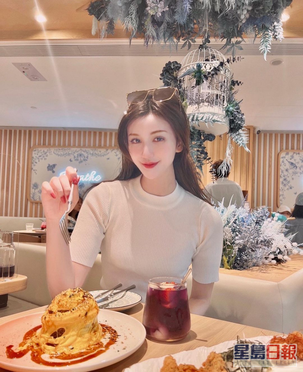 吴玥彤的社交网有不少饮饮食食的照片。