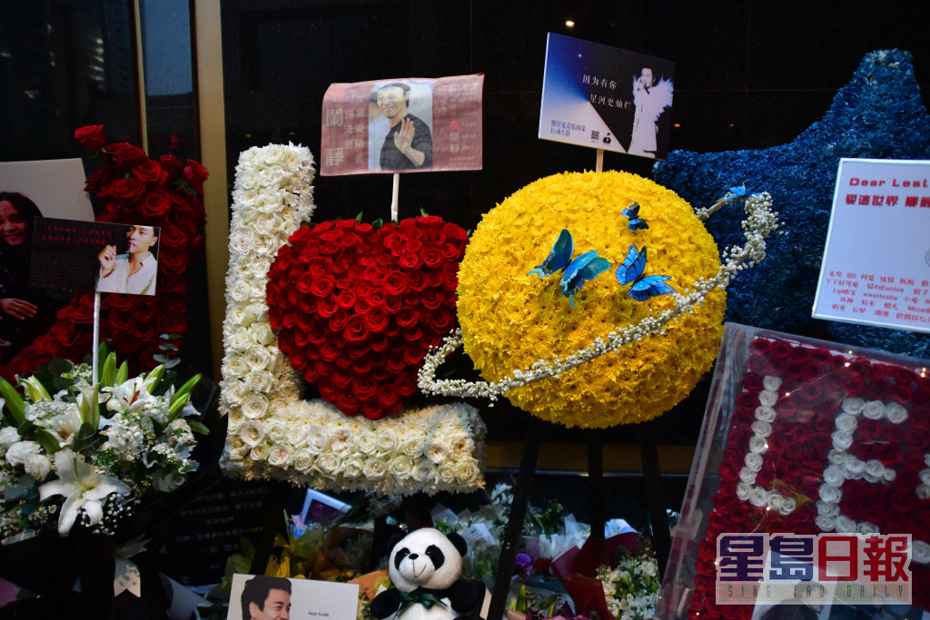 在酒店雪厂街入口一片花海和悼念品，有多个心形花牌，还有哥哥饰演宁采臣的造型照。