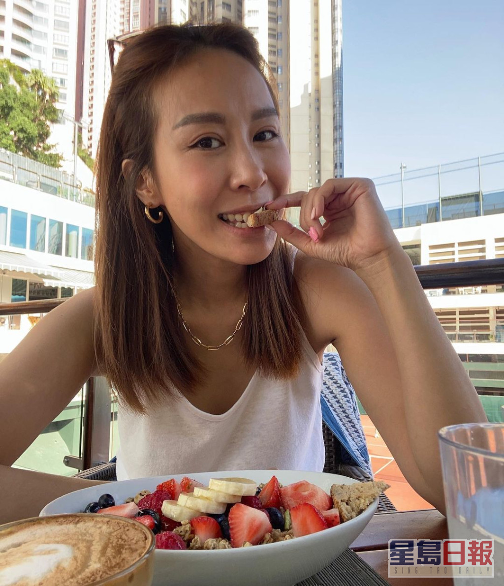 曹敏莉于社交网上载与细仔「撑枱脚」吃早餐的照片。