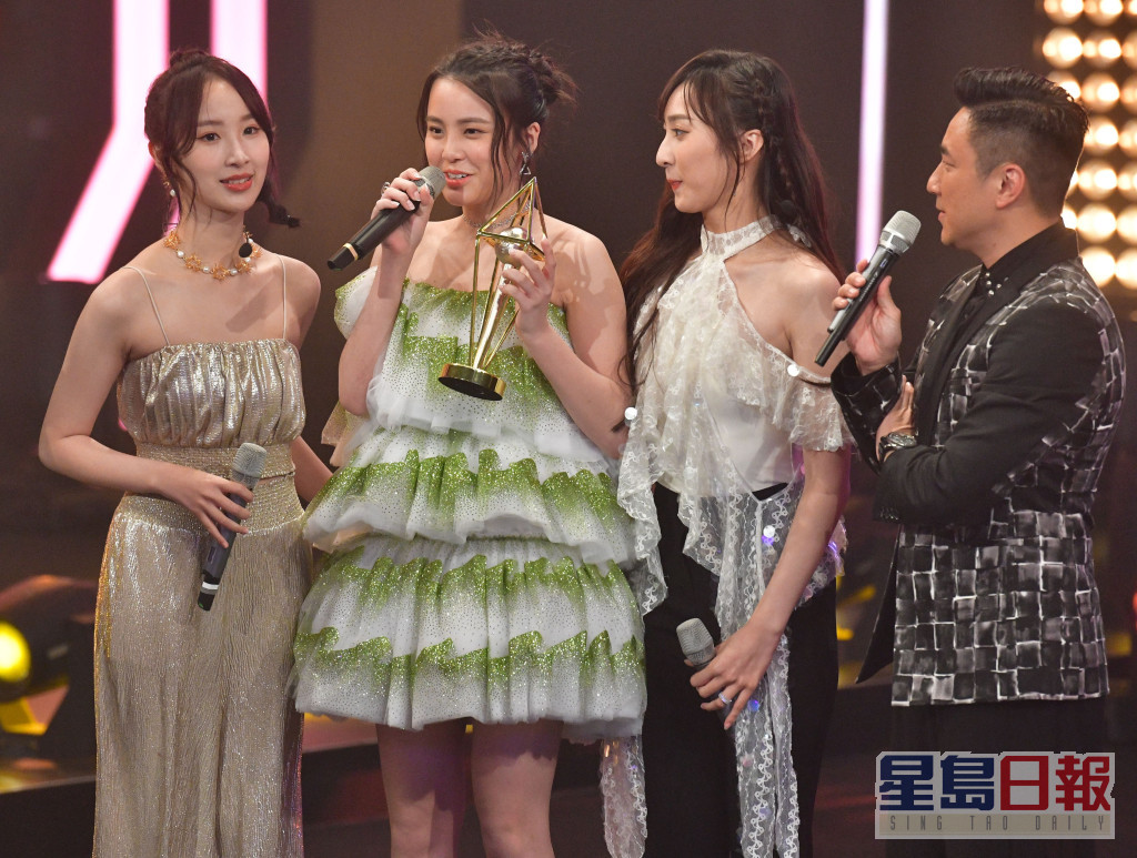 有網民見到《香港金曲頒獎典禮2021/2022》有不少TVB出身的歌手得獎，認為與《勁歌金曲頒獎典禮》差別不大。