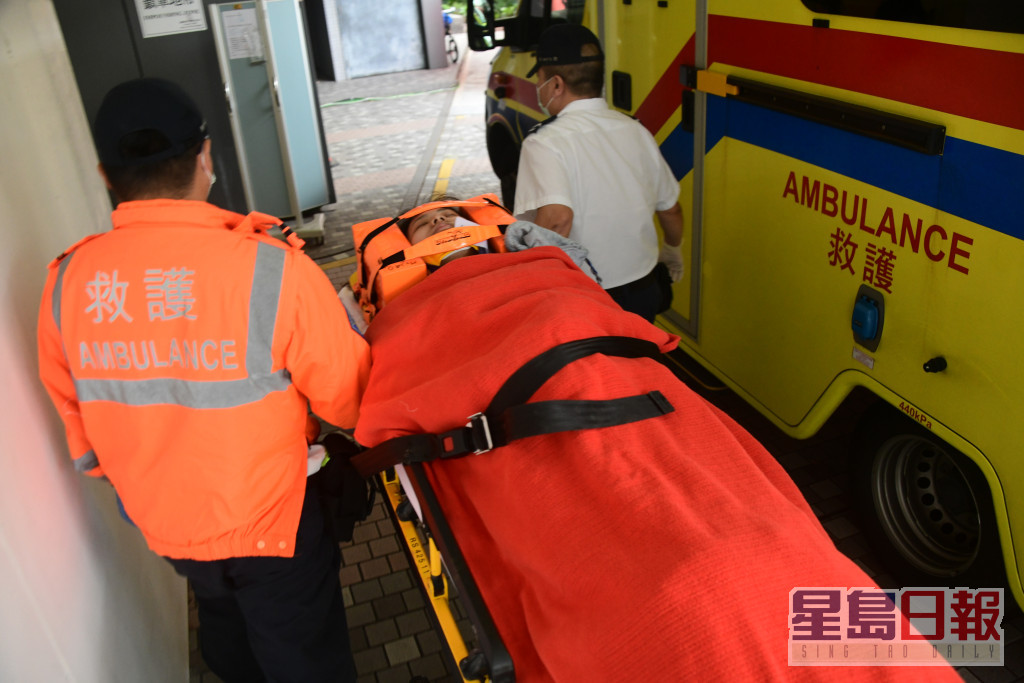 受伤女子由救护车送院。