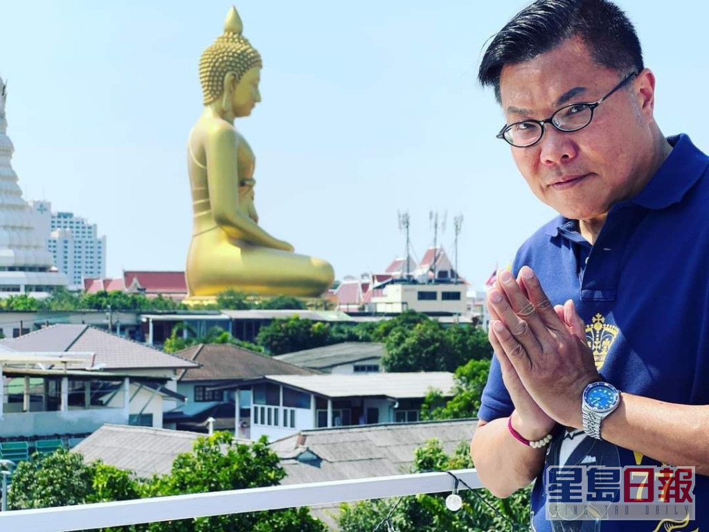 Roger喺曼谷一間佛寺附近取景，他不忘為港人祈福。