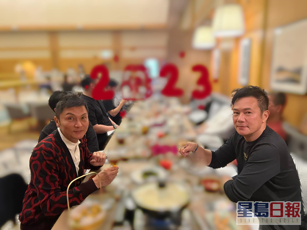 张兆辉（右）希望能与好友关礼杰身体健康、滑雪能滑到八十岁。