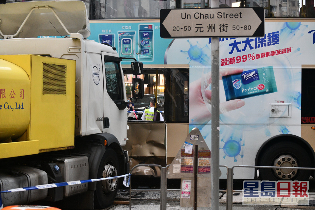 深水埗桂林街与元州街交界洗街车拦腰撞巴士。资料图片