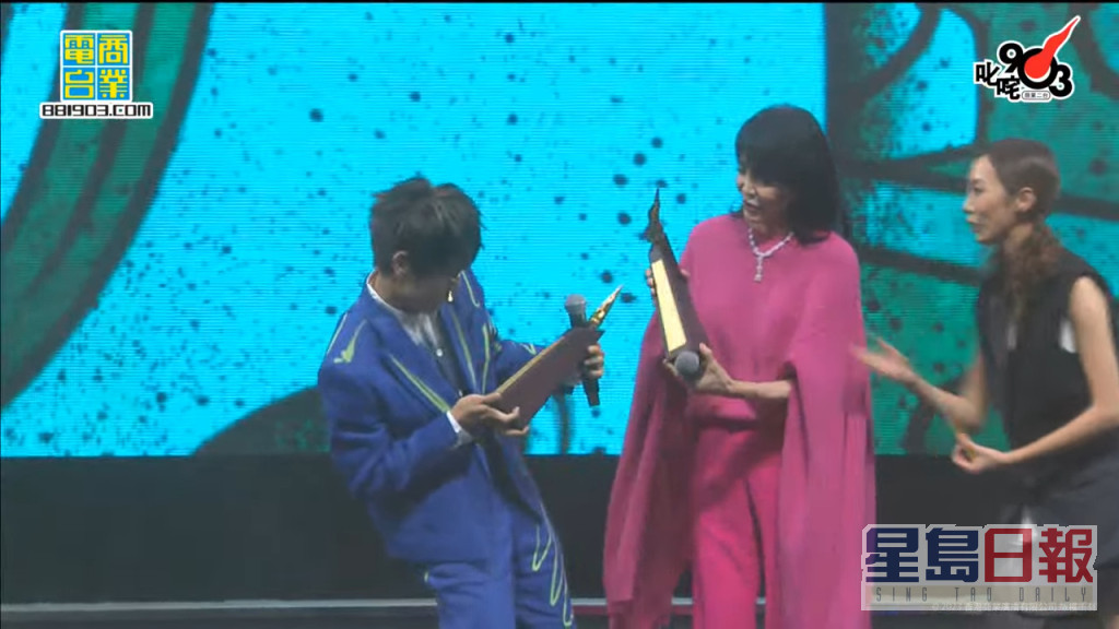 Do姐頒獎給憑專輯《MEMENTO》得「至尊唱片大獎」的林家謙。