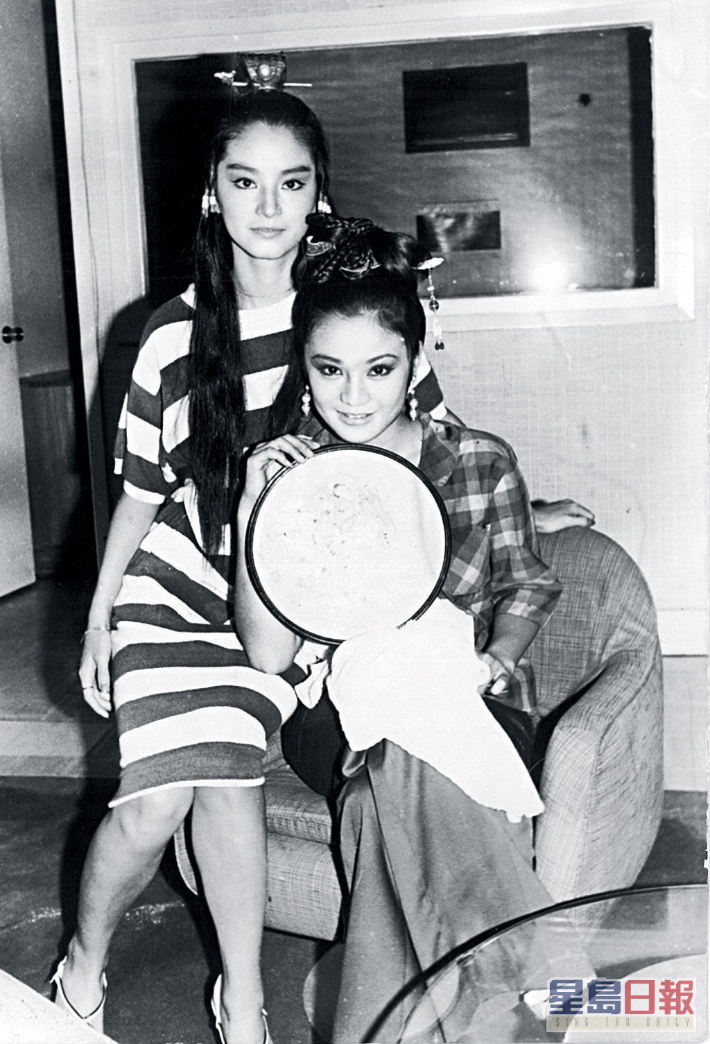 林青霞（左）与张艾嘉于1977年在《金玉良缘红楼梦》中分饰贾宝玉及林黛玉。