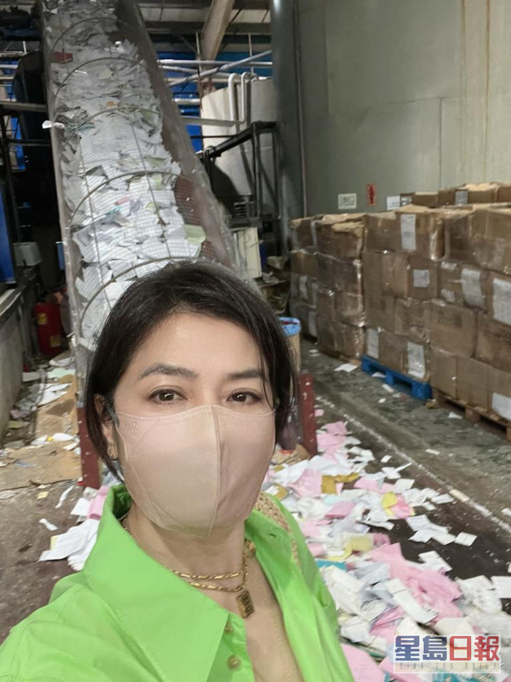 鍾楚紅一直都好關心環保議題，今年曾親訪香港唯一紙包飲品盒回收商「喵坊Mil Mill」。