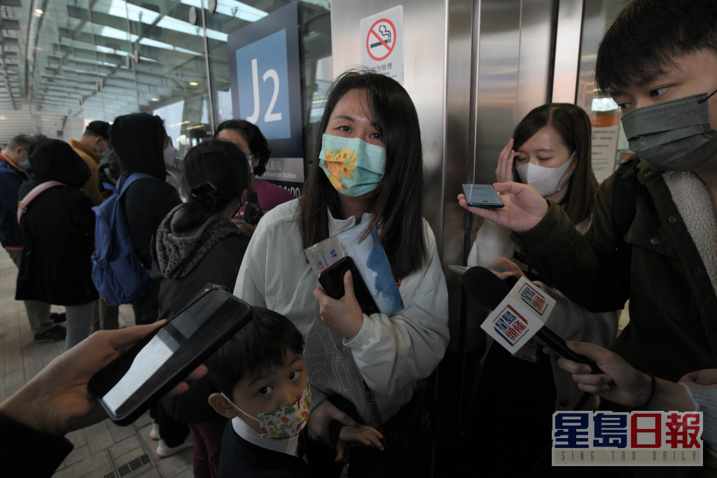 排首位的林太表示今早近9時來車站排隊。黃偉強攝