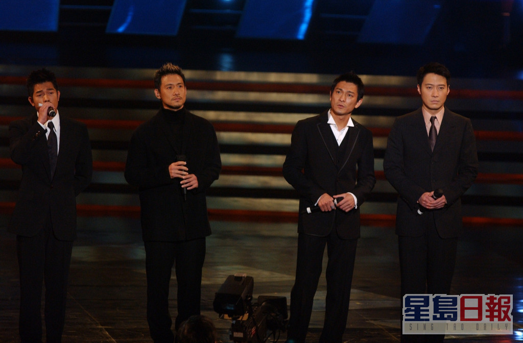 2003年的金像奖颁奖典礼，四人难得同台清唱张国荣的歌悼念。