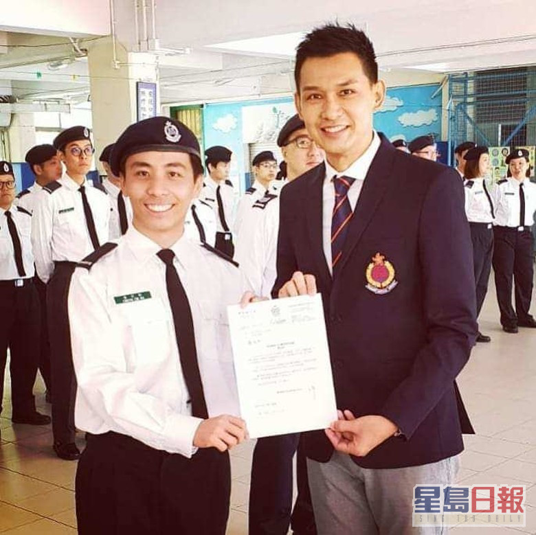 刘家聪（右）病愈后，于2019年初加入医疗辅助队成为新界东顾问四级长官「二级助理联络主任」。