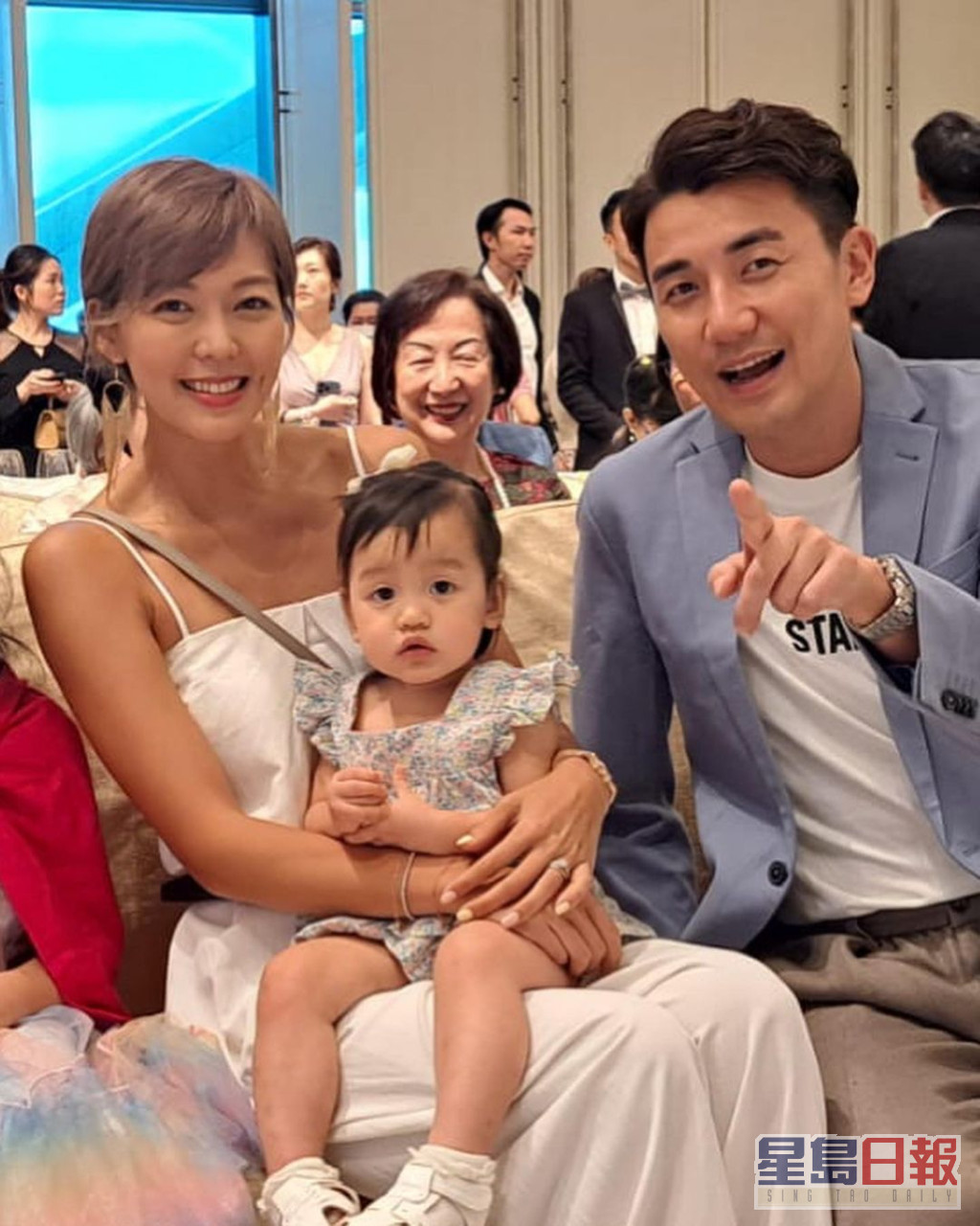 梁诺妍更分享「Sir face」在婚礼上，与很多哥哥姊姊的合照。