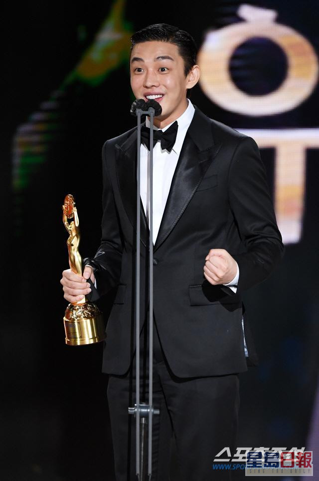 刘亚仁于2021年再凭电影《收尸人》，横扫青龙奖、百想及亚洲电影大奖，成三料影帝。