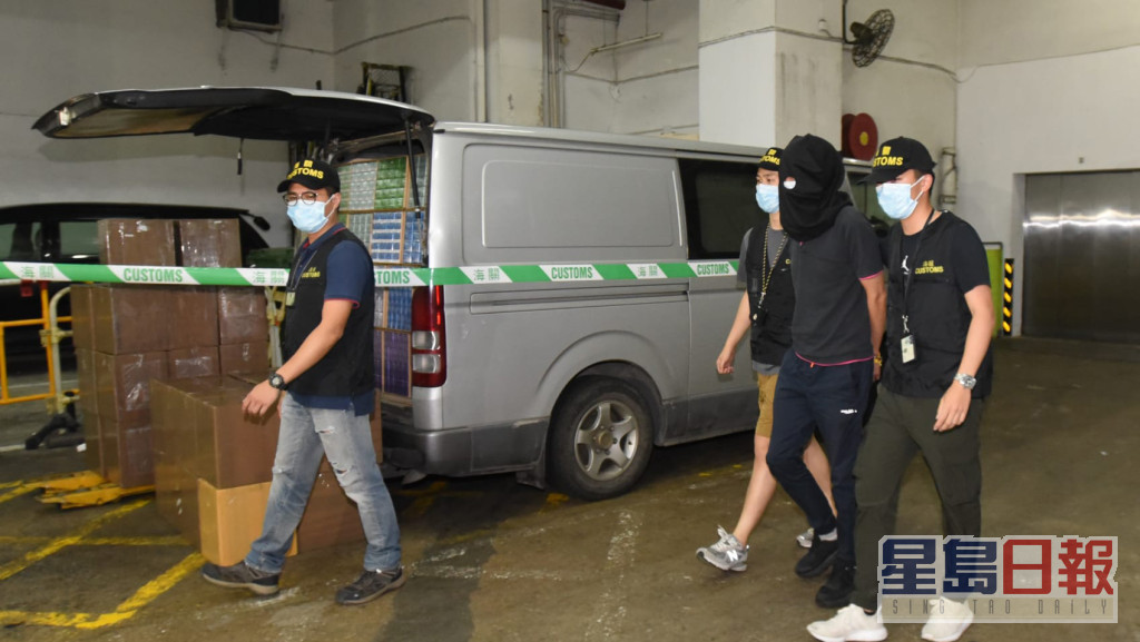 海關昨晚在長沙灣拘捕一名男子，檢獲滿載加熱煙的客貨車。