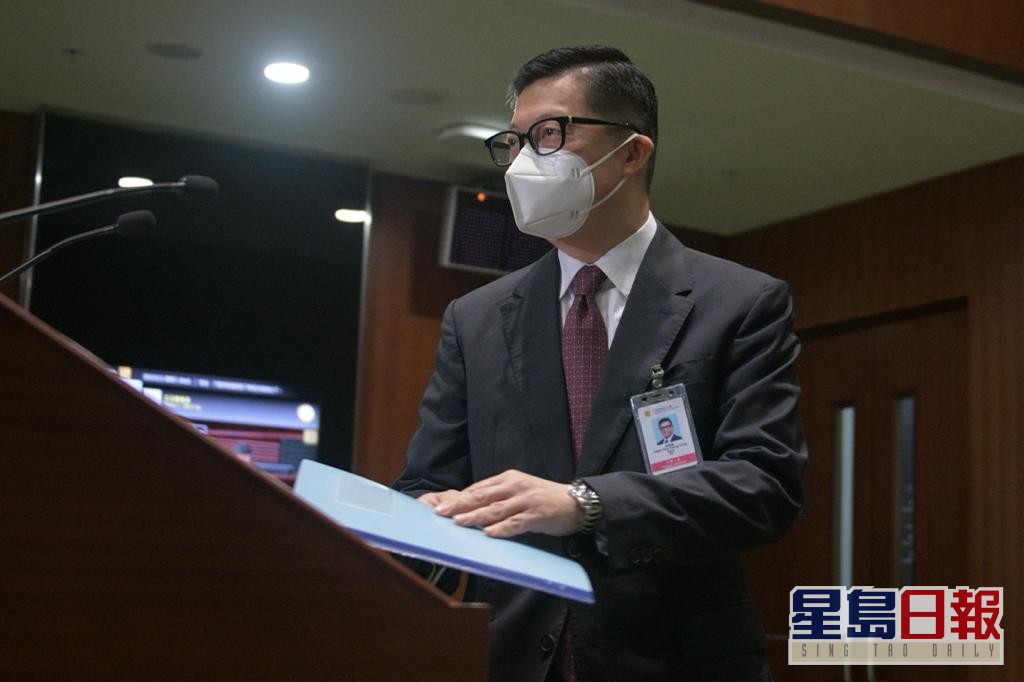 邓炳强指香港的应急部门已为大雨作准备。