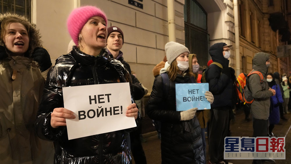 示威者拿着没有战争的标语抗议俄罗斯入侵乌克兰。路透社图片
