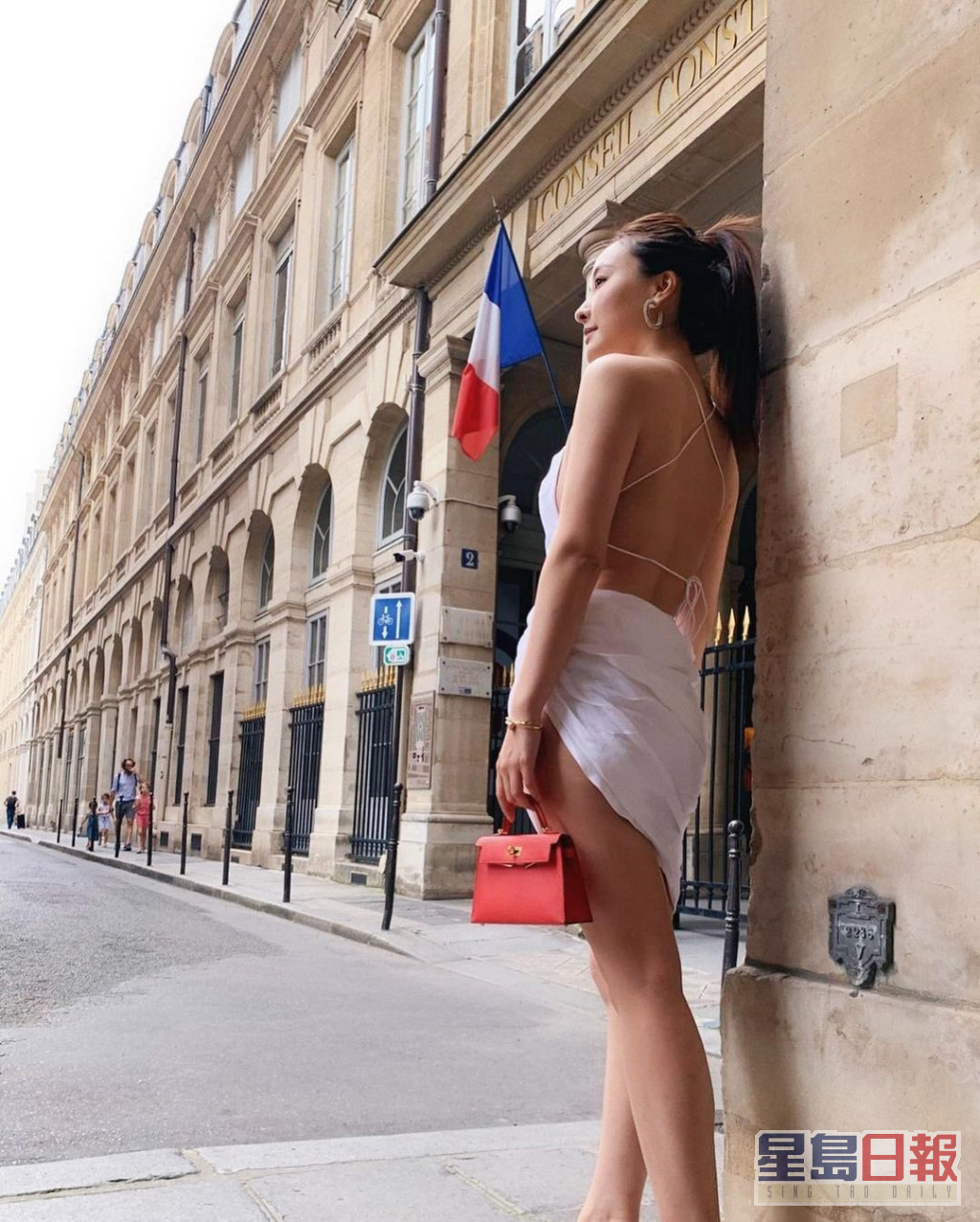陈滢2019年到法国公干，于IG晒出性感照，连台湾传媒都报道她非常性感，不少网民都认为陈滢的白裙下是「真空」状态！