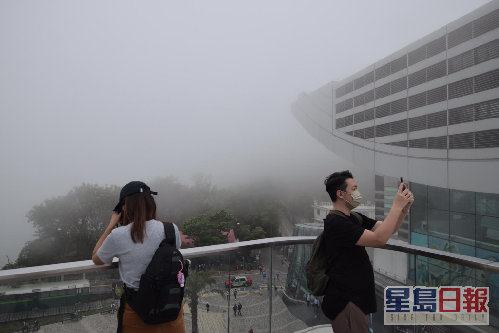 太平山頂遊人觀賞大霧。