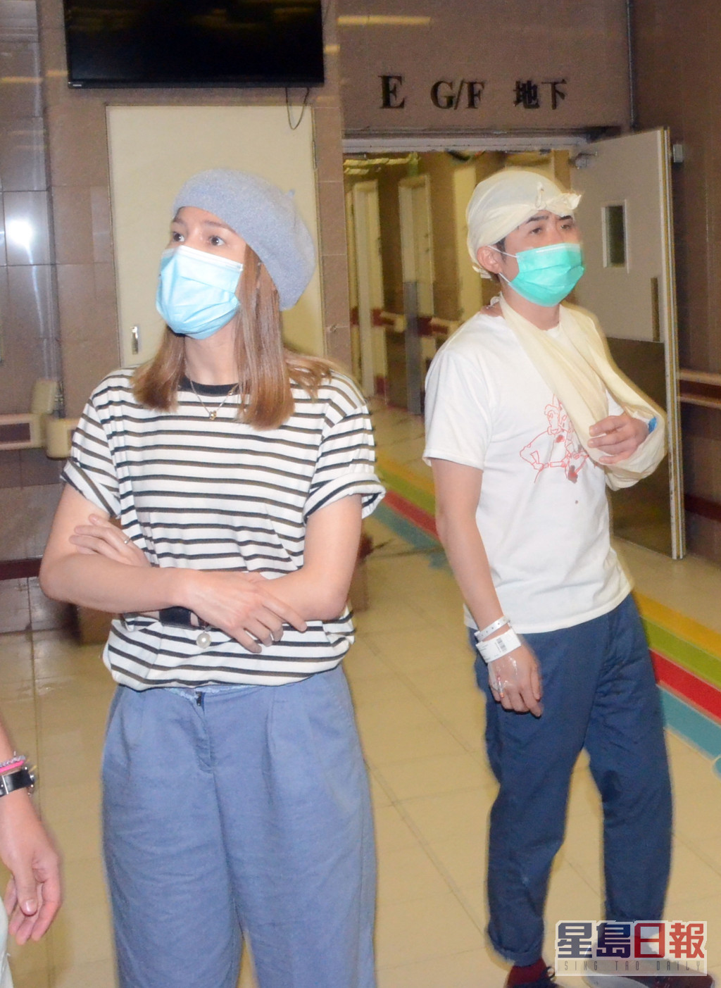 当奴当时的太太张咏恩Jan（左）亦赶到医院陪老公。