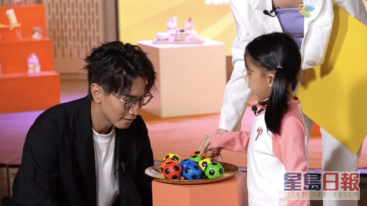 陳柏宇與「一集女兒」大玩遊戲。  ​