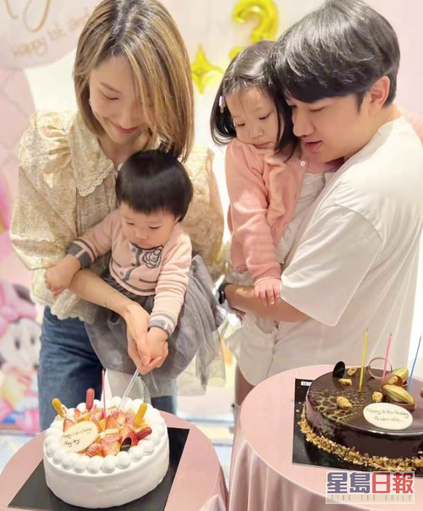 王祖藍和李亞男陪着兩個囡囡切蛋糕。
